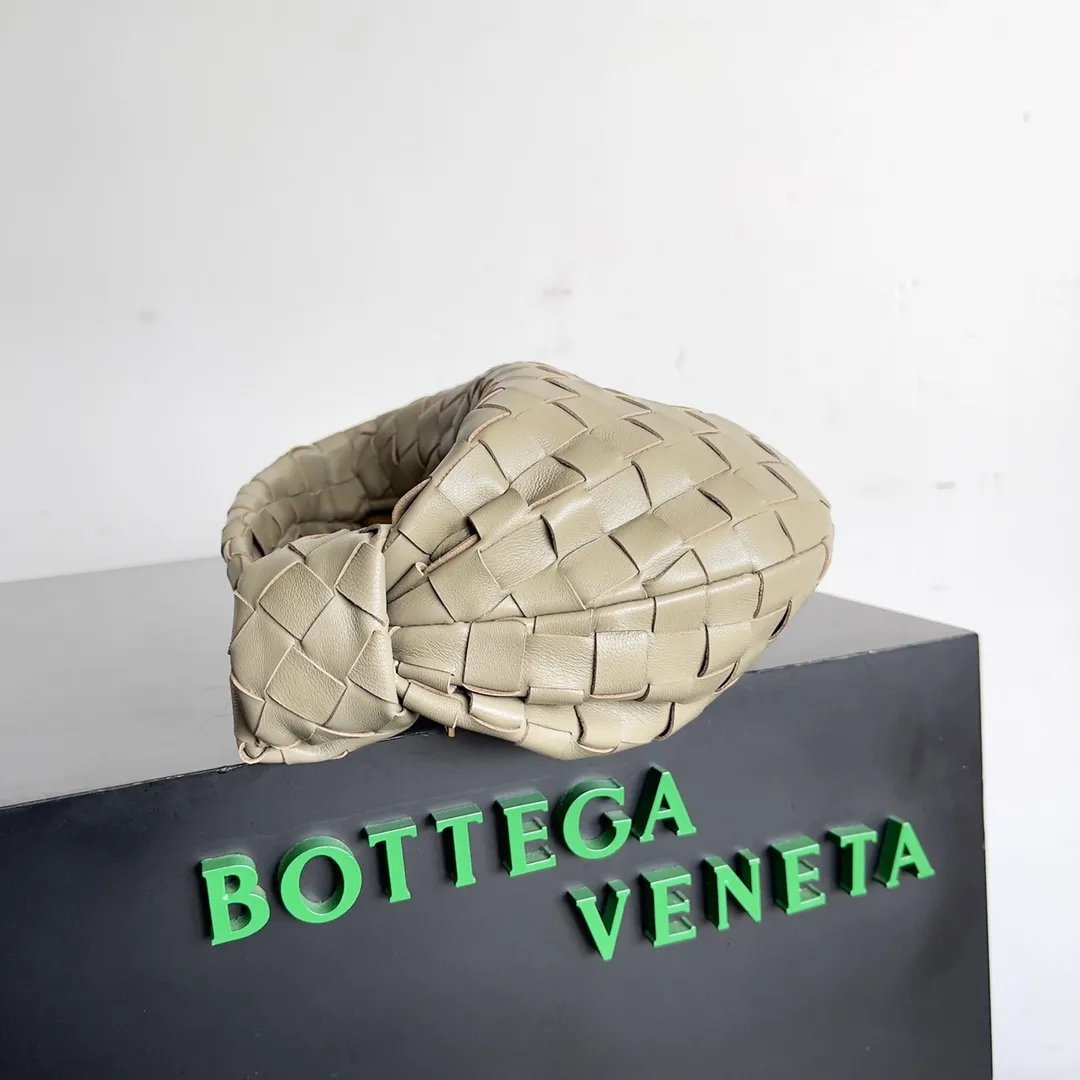 Batch 1120 Bottega veneta͙.——- The latest woven knotted hobo🔥 The top-grade lambskin leather is very soft, the bag shape is unique, practical and durable. It retains the traditional woven elements while being a little more flamboyant ~ Made of hand-woven sheepskin, zipper opening and closing, curved seamless structure, effortless to match. Highly recommended⚠️⚠️⚠️ The most high-end in the market🌈 Welcome to compare [Factory complete package] size: 23x15x5cm.   Model: 651876
